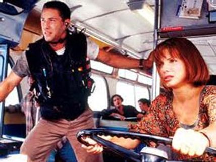 சான்ட்ரா புல்லக்கின் புதுப் பட ஷூட்டிங்கில் ட்ரக்கில் பாய்ந்த பஸ் - 11 பேர் படுகாயம்