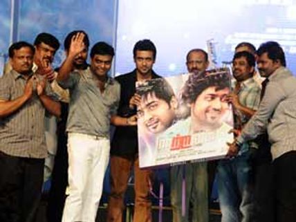 சிங்கப்பூர்: 10,000 ரசிகர்கள் முன் பிரமாண்டமாக நடந்த மாற்றான் இசை வெளியீடு!