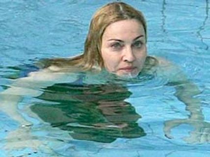 கண்கொள்ளாக் காட்சி... அநியாயத்துக்கு நிறைய உடை அணிந்து நீந்திய மடோனா!