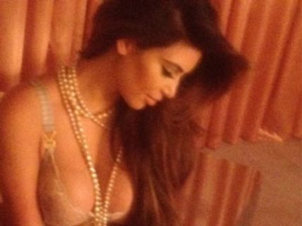 ரசிகர்களை ராத்திரியில் வியர்க்க வைத்த கிம் கர்தஷியான்!