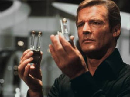 ஜேம்ஸ் பாண்டை விட எனக்கு நிறைய 'கேர்ள் பிரண்ட்ஸ்'.. சொல்கிறார் ரோஜர் மூர்!