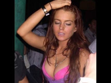 ரோட்டில் நின்றவரை காரால் இடித்துத் தள்ளிய லின்ட்சே லோஹன் கைது