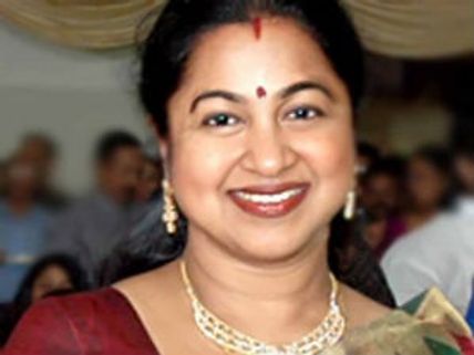கணவன் கழுத்தில் கத்தி வைத்து மிரட்டிய ராதிகா: பயந்து விழித்த குழந்தை