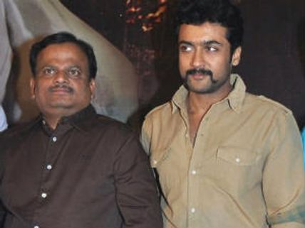 ஆளே இல்லாத டீக்கடையில யாருக்கு டீ ஆத்துறீங்க பாஸ்?