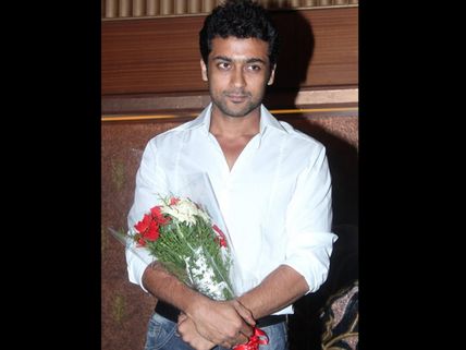 நான் அகிலன் இல்லை, விமலன்.. சூரிய வணக்கத்தில் சூர்யா!!