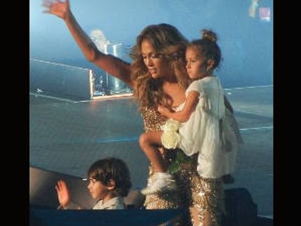 மகன், மகளுடன் பியூர்டாரிகோ கச்சேரியில் கலக்கிய ஜெனீபர்  லோபஸ்!