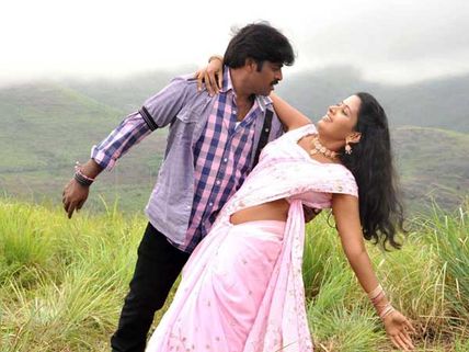 ஓடி வந்து இடுப்பில் ஏறிய ஹீரோயின்.. பாரம் தாங்காமல் பொத்தென்று விழுந்த ஹீரோ