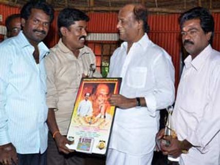 நடிகர் நடிகைகள் உற்சாக புத்தாண்டு கொண்டாட்டம் - வீட்டில் ரசிகர்களைச் சந்தித்து வாழ்த்திய ரஜினி!