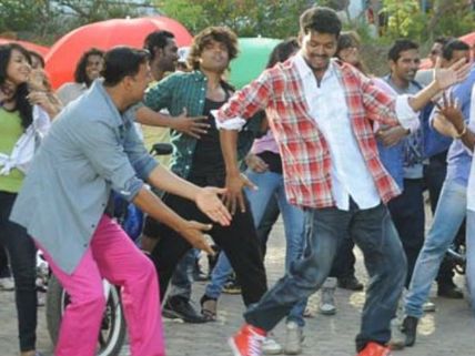 துப்பாக்கி இந்தி ரீமேக்கில் அக்ஷய் குமாருடன் ஒரு பாட்டுக்கு ஆடும் விஜய்