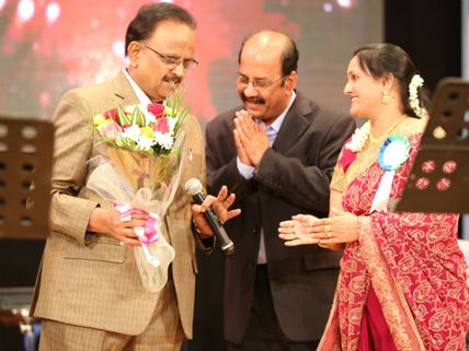 துபாய் மக்களை இசை மழையில் நனைய வைத்த எஸ்.பி.பி.