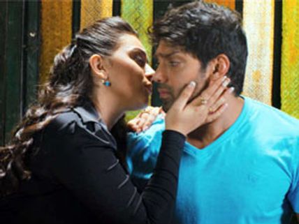 கமலை போன்று 'முத்த' நாயகனாக விரும்பும் ஆர்யா?