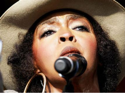 வரி, வரியா பாடிட்டு, ரூ 5.5 கோடி வரி கட்ட மறந்துட்டீயே...: கம்பி எண்ணும் ‘கிரம்மி’ பாப் பாடகி