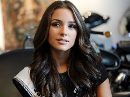 அமிதாப் நடித்த படத்தின் பிரீமியருக்கு 'ஒன்னுமே போடாமல்' வந்த மிஸ் யுனிவர்ஸ்!