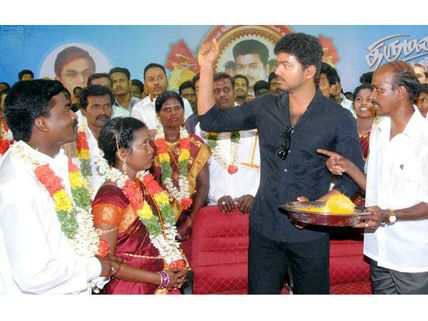 ஏழை ஜோடிகளுக்கு இலவச திருமணம் செய்து வைப்பது எனது மன திருப்திக்காக செய்யும் பணி: விஜய் 