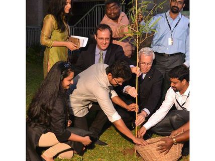 உலக சுற்றுச்சூழல் தினம் - மரக் கன்று நட்டார் விஜய்