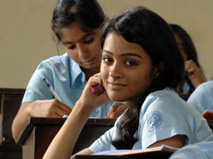 படக்குழுவைப் பிரிய முடியாமல் தேம்பித் தேம்பி அழுத நடிகை காயத்ரி!