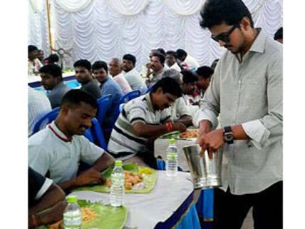 ஷூட்டிங் ஸ்பாட்டில் பிரியாணி விருந்தளித்து பிறந்த நாள் கொண்டாடிய விஜய்!