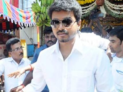 ட்விட்டரில் ரசிகர்களைச் 'சந்தித்த' விஜய்!