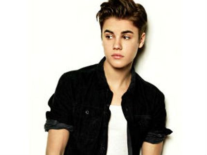 வேடிக்கை பார்க்கக்  கூடிய ரசிகர்களைப் பார்த்து 'தூ'... வென்று துப்பிய ஜஸ்டின் பீபர்