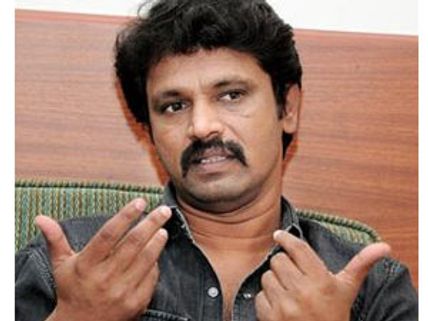 என் பொக்கிஷம் திரும்பி வந்த நாள் இது- சாஷ்டாங்கமாக விழுந்து மீடியாவுக்கு நன்றி சொன்ன சேரன்!