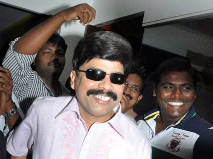 தமிழ்நாட்டு போலீஸ் அடிக்கலையே!… எனக்கு ஃபேன்ஸ் ஆகிட்டாங்களே!!: பவர் ஸ்டார் 'பரவசம்'