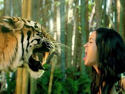 புறப்பட்டார் 'புலிப் பாண்டியம்மா'... பெண் டார்ஜானாக சீறிப் பாய வருகிறார் கேத்தி பெர்ரி...!