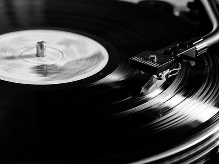 பல ஆண்டுகளுக்குப் பிறகு எல்பி ரிகார்ட்கள் விற்பனையில் புதிய சாதனை... சிடி விற்பனை சரிவு!