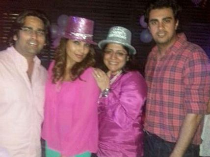 காதலருடன் நள்ளிரவில் பிறந்தநநாள் கொண்டாடிய நடிகை பிபாஷா பாசு