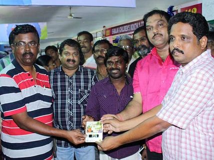 புத்தக திருவிழாவில் ஒரு புதுமை... பென் ட்ரைவில் பாடல் வெளியீடு!