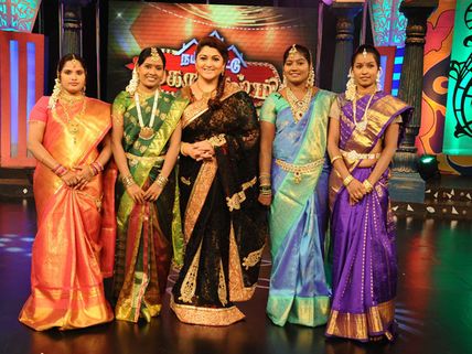 புடவையும், நகைகளும் சூப்பர்: ரசிகையின் பாராட்டில் நெகிழ்ந்த குஷ்பு  