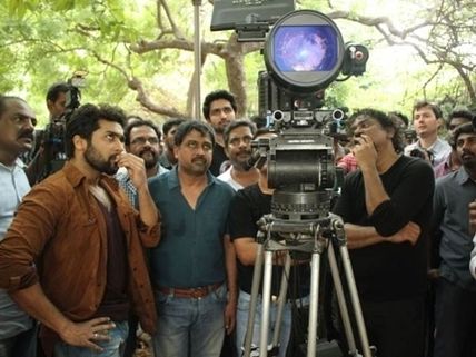 மும்பையில் அஞ்சான் படப்பிடிப்பில் நாம் தமிழர் முற்றுகை.. படப்பிடிப்பு ரத்து!