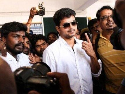 அடையாறு மாநகராட்சி பள்ளியில் வாக்களித்தார் விஜய்
