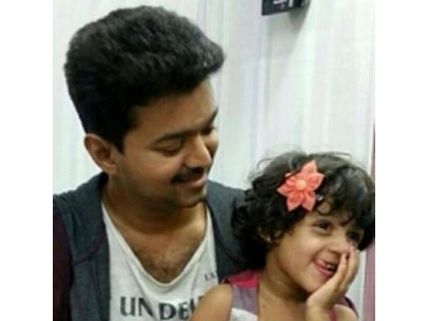 வீர மரணம் அடைந்த முகுந்த் வீட்டுக்கு சென்ற விஜய் 