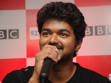 மேஜர் முகுந்த் மகளின் கல்விச் செலவுகளை ஏற்பதாக உறுதியளித்த விஜய்!