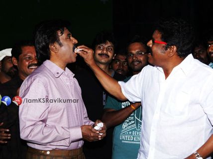 லிங்கா படப்பிடிப்புத் தளத்தில் பிறந்த நாள் கொண்டாடிய கேஎஸ் ரவிக்குமார்.. ரஜினி கேக் ஊட்டினார்!