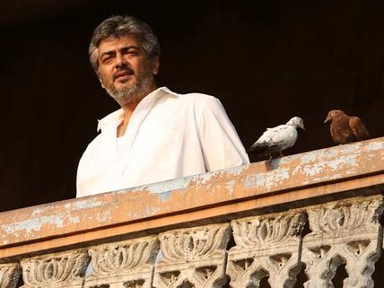 தன் வீட்டு வேலையாட்களுக்கு புது வீடுகள்... அடுத்த மாதம் அன்பளிப்பாகத் தருகிறார் அஜீத்!