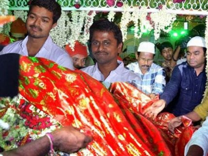 கடப்பா தர்காவில் பிரார்த்தனை செய்த விஜய், ஏ.ஆர். முருகதாஸ்