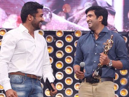 மைக் வைத்து டார்ச்சர் செய்யும் விஜய் டிவி 'டிடி': சொல்கிறார் சந்தானம்