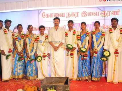 தாலி எடுத்துக் கொடுத்து ரசிகர்களின் திருமணத்தை நடத்தி வைத்த விஜய்