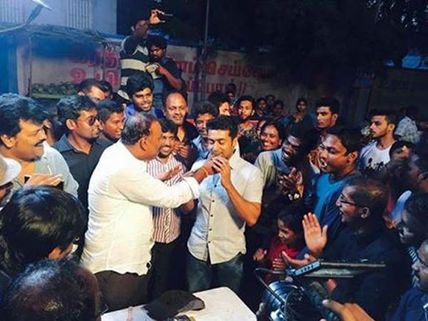 மாஸ் படப்பிடிப்பில் சூர்யாவுடன் பிறந்த நாள் கொண்டாடிய வெங்கட்  பிரபு!