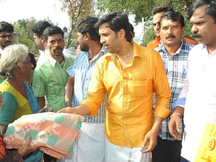 திருவண்ணாமலையில் ஆட்டோவில் கிரிவலம் வந்த சந்தானம்