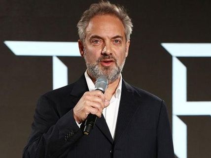 என் பட கதையை யாராலும் காப்பியடிக்க முடியாது: தொடையைத் தட்டும் இயக்குனர் 