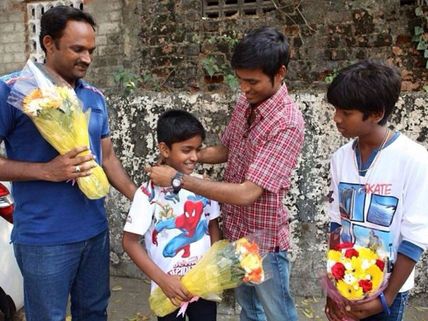 காக்கா முட்டை குழந்தை நட்சத்திரங்களுக்கு தங்கச் சங்கிலி பரிசளித்த தனுஷ்