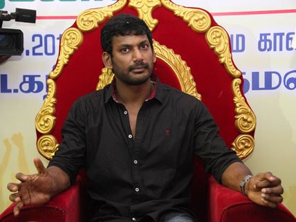 என்னை நாய் என்று இழிவாகப் பேசினார் ராதாரவி! - விஷால் வேதனை