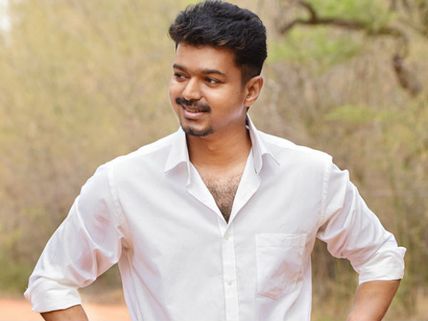 வெள்ளை வேஷ்டி சட்டையில் இளையதளபதி விஜய் லுக் எப்பூடி?  