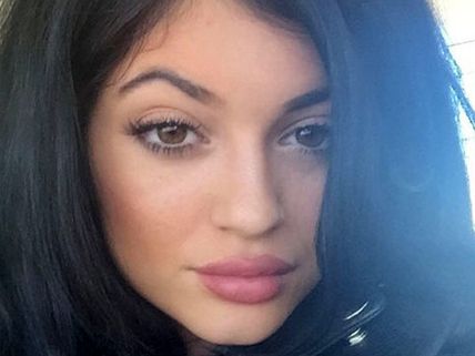 தயவு செய்து உதட்டை விட்டு இறங்குங்க ப்ளீஸ்... அலுத்துக் கொள்ளும் கைலி!