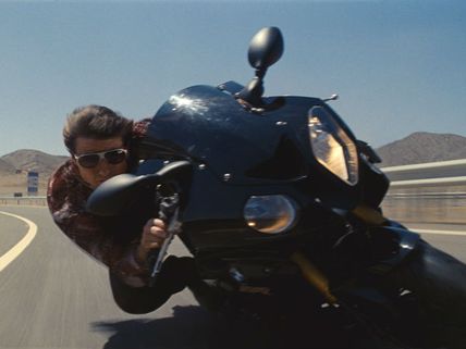 ஆபத்தான கார், பைக் சேசிங் காட்சிகளுக்கு டூப் போடாத டாம் க்ருஸ்!