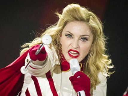 ஒத்திகைக்கு லேட்டா வந்த டான்சரை தனது கால்களை முத்தமிட வைத்த மடோனா