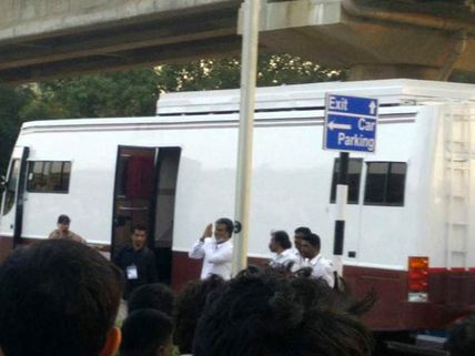 சென்னை விமான நிலையத்தில் 'கபாலி' ரஜினி தரிசனம்... பயணிகள், ரசிகர்கள் பரவசம்!