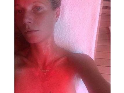 உடம்பு சரியில்லையாமாம்: டாப்லெஸ் செல்ஃபி எடுத்த ஹாலிவுட் நடிகை